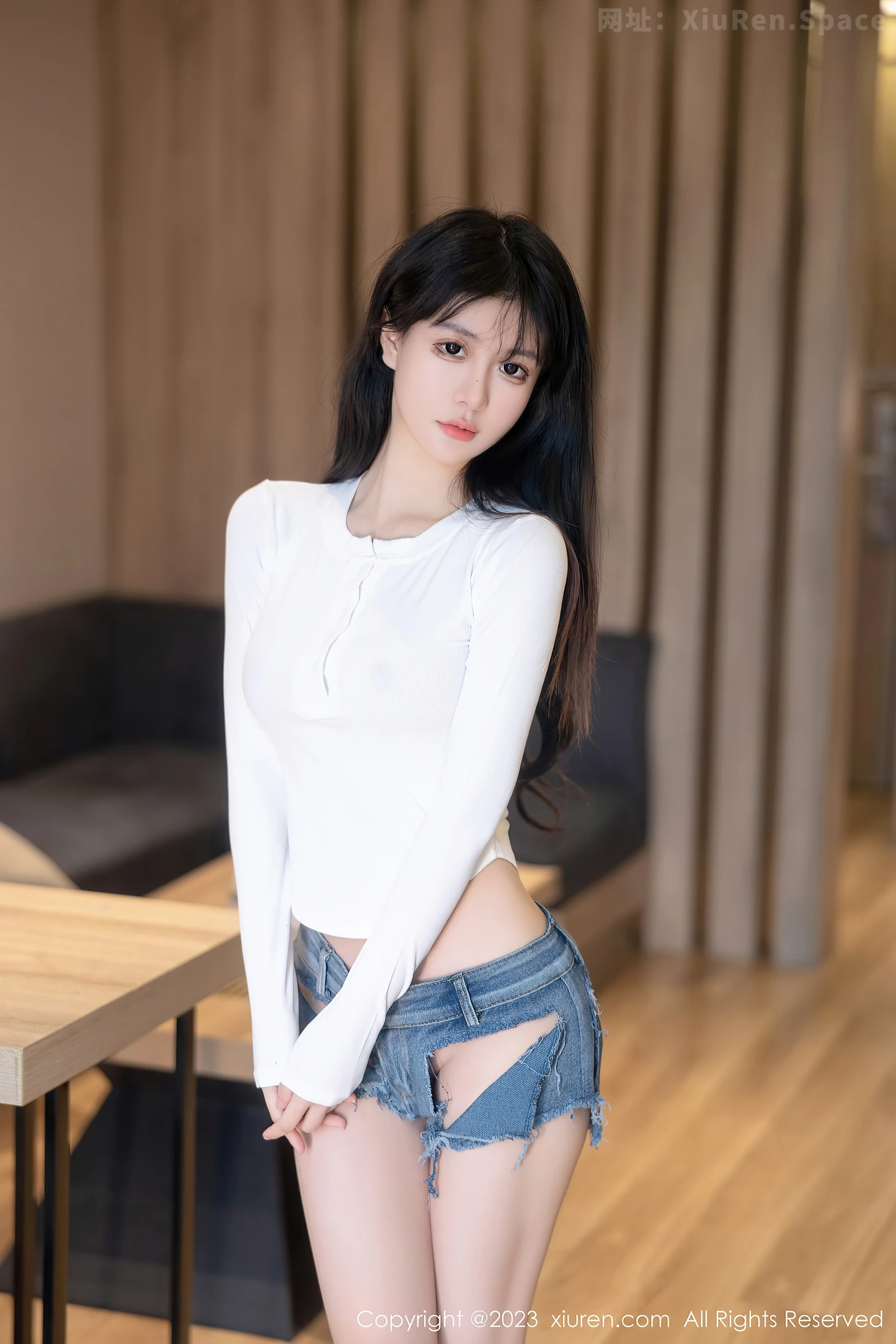 图片[4]-[XiuRen秀人网]VOL.7010 模特幼幼性感白色上衣配破烂牛仔短裤秀完美身材撩人诱惑写真88P-秀人网官方网站